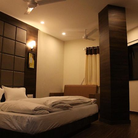 Hotel Royal Pride Ahmedabad Exteriör bild