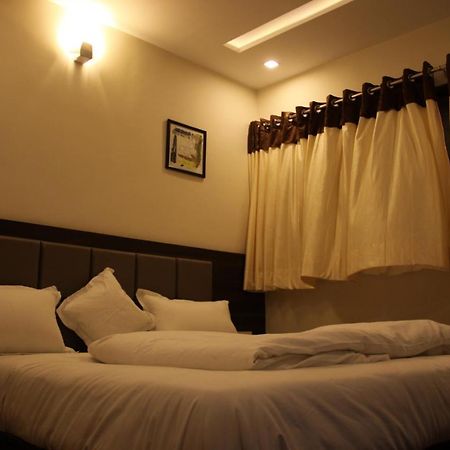 Hotel Royal Pride Ahmedabad Exteriör bild