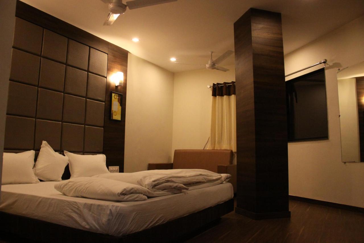 Hotel Royal Pride Ahmedabad Exteriör bild