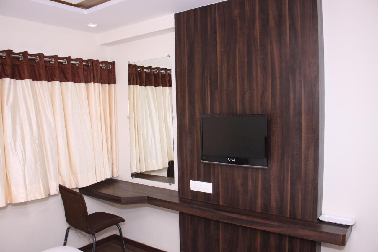 Hotel Royal Pride Ahmedabad Exteriör bild