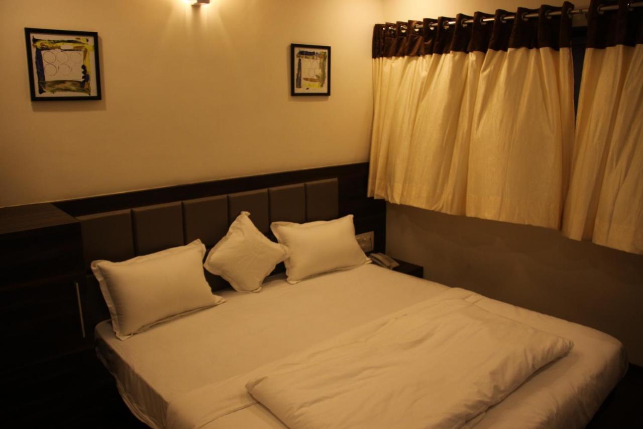 Hotel Royal Pride Ahmedabad Exteriör bild