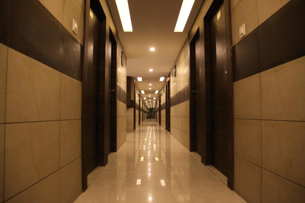 Hotel Royal Pride Ahmedabad Exteriör bild