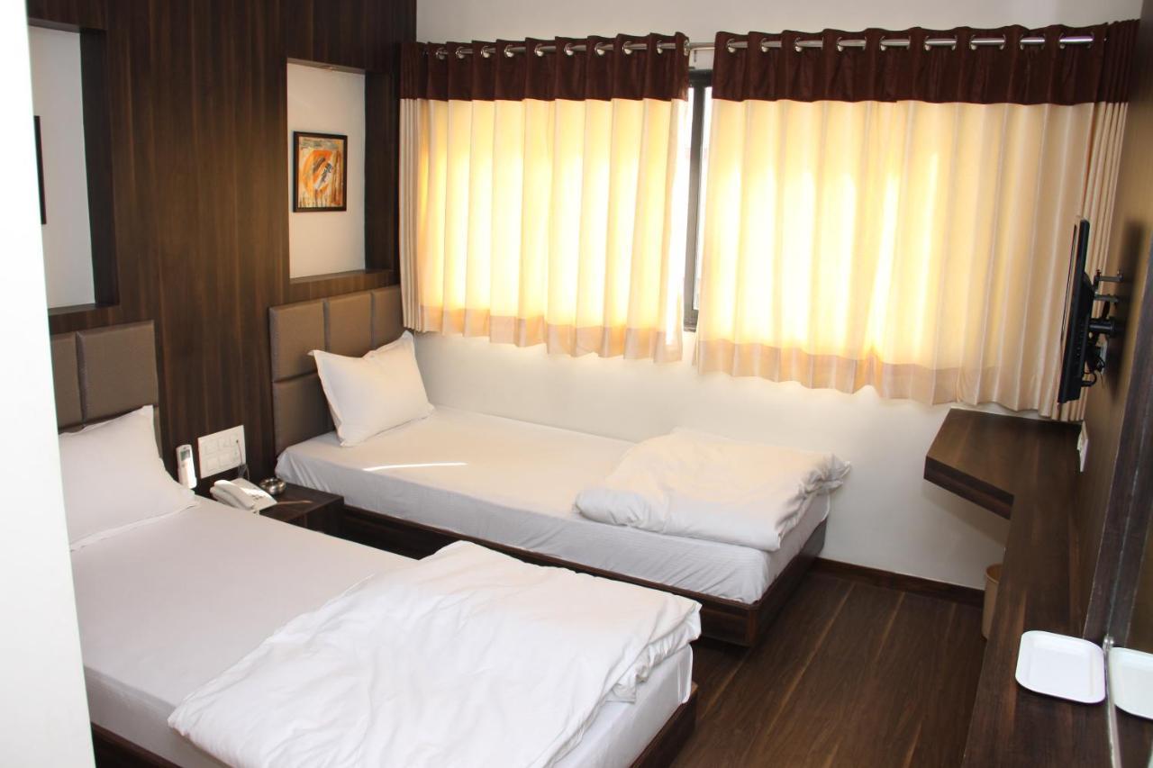 Hotel Royal Pride Ahmedabad Exteriör bild