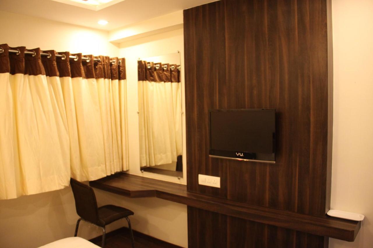 Hotel Royal Pride Ahmedabad Exteriör bild